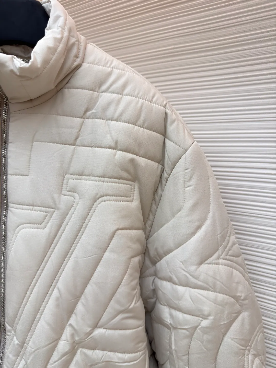 LOUIS VUITTON stand collar cotton jacket ●Original version: purchased and developed by 27775 ●Item number: 1681222-D15 ●Fabric: down fabric ●Technology: embroidery production ●Color: white ●Version: fitted version ●Weight: about 995 grams ●Size: S-M-L-XL ●Description: This diamond-shaped pattern is designed with gusseted cotton. It feels very comfortable. It is not only warm but also classy. The button-type opening and closing can highlight your temperament. The upper body is fashionable and versatile, suitable for various daily wear. It is one of the must-have items in winter. The overall wiring is straight and delicate, the fabric is comfortable and soft, and the color is consistent without color difference. It can be matched with the same style to create a fashionable look and control various occasions. Customized accessories, complete with three standards, same style for men and women!